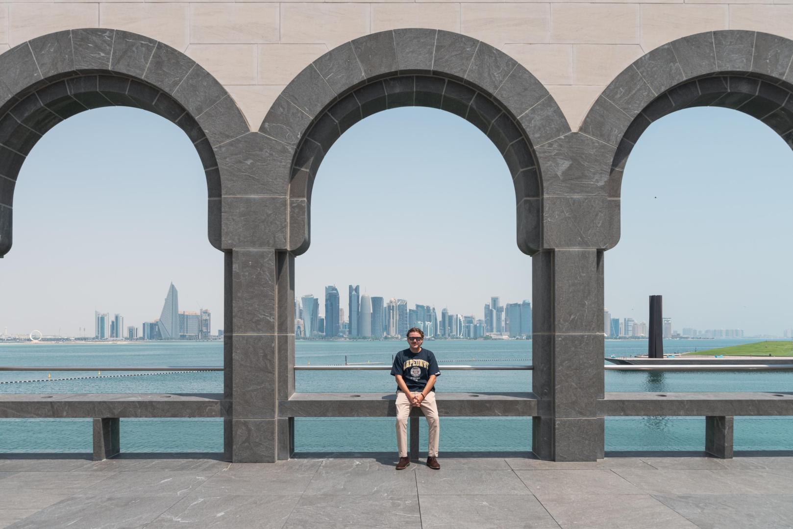 Javier Asensio Arostegui con posa con los rascacielos de West Bay, en Doha, al fondo