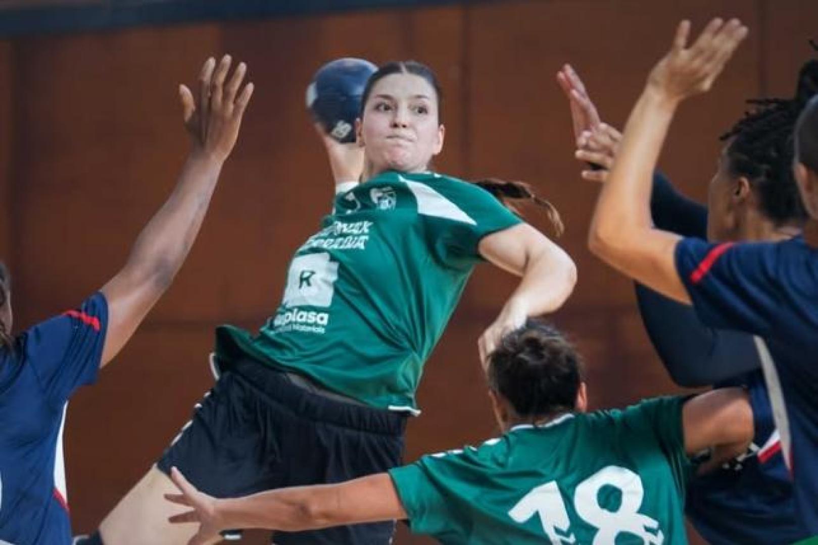 Una de las jugadoras del Replasa Beti Onak durante la semifinal del Torneo Internacional de Egia, contra JDA Dijon.