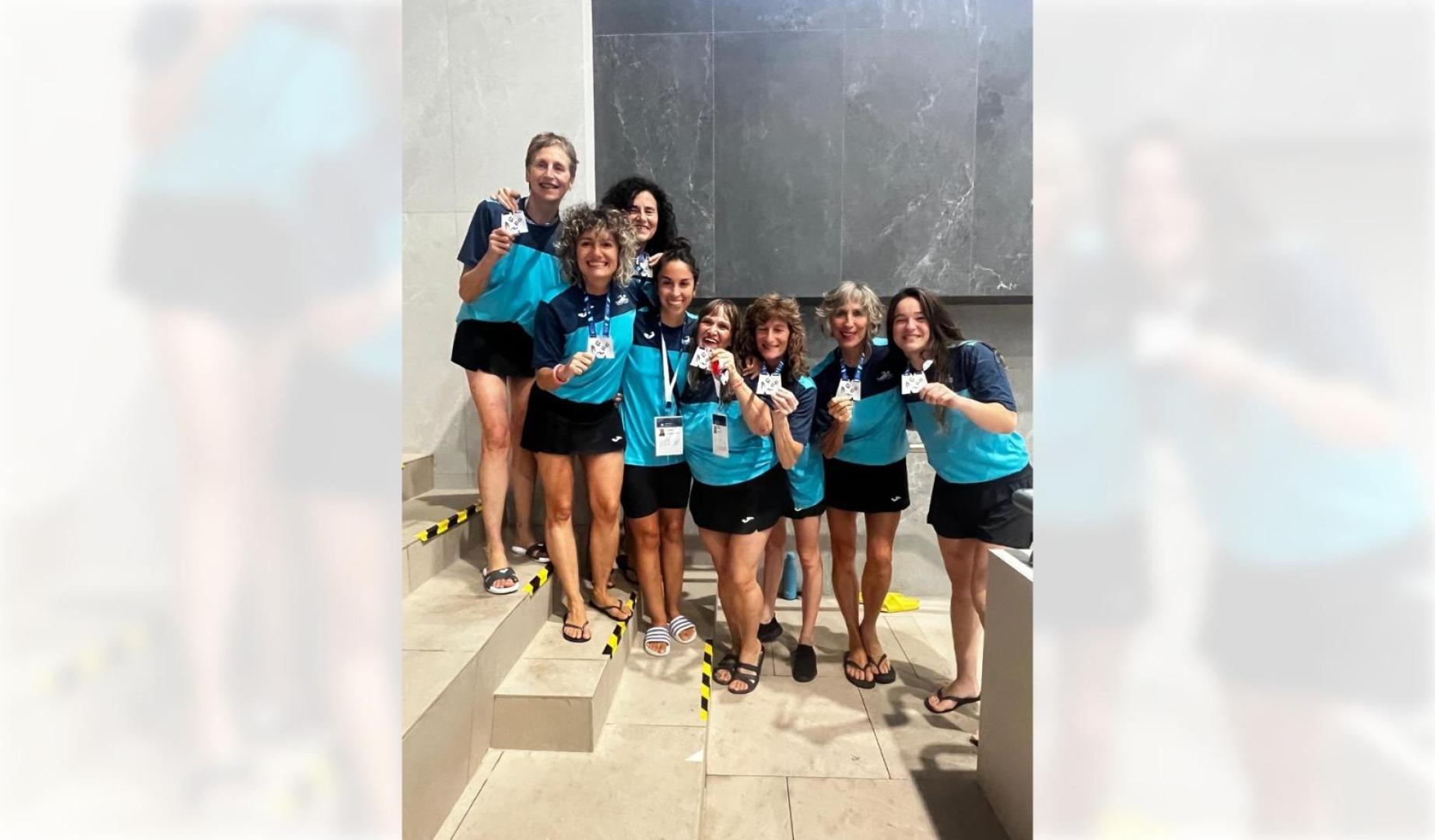 El equipo Mariburruntzi Sinkro Taldea con su plata de Equipo Libre en el Europeo máster.