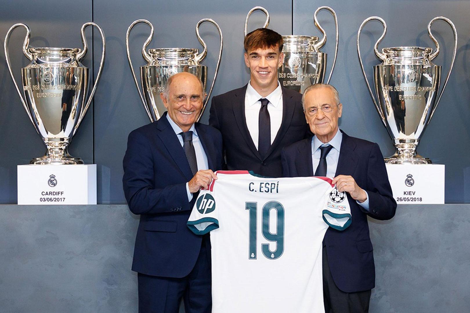 Carlos Espí durante su presentación con el Real Madrid, junto a Florentino Pérez