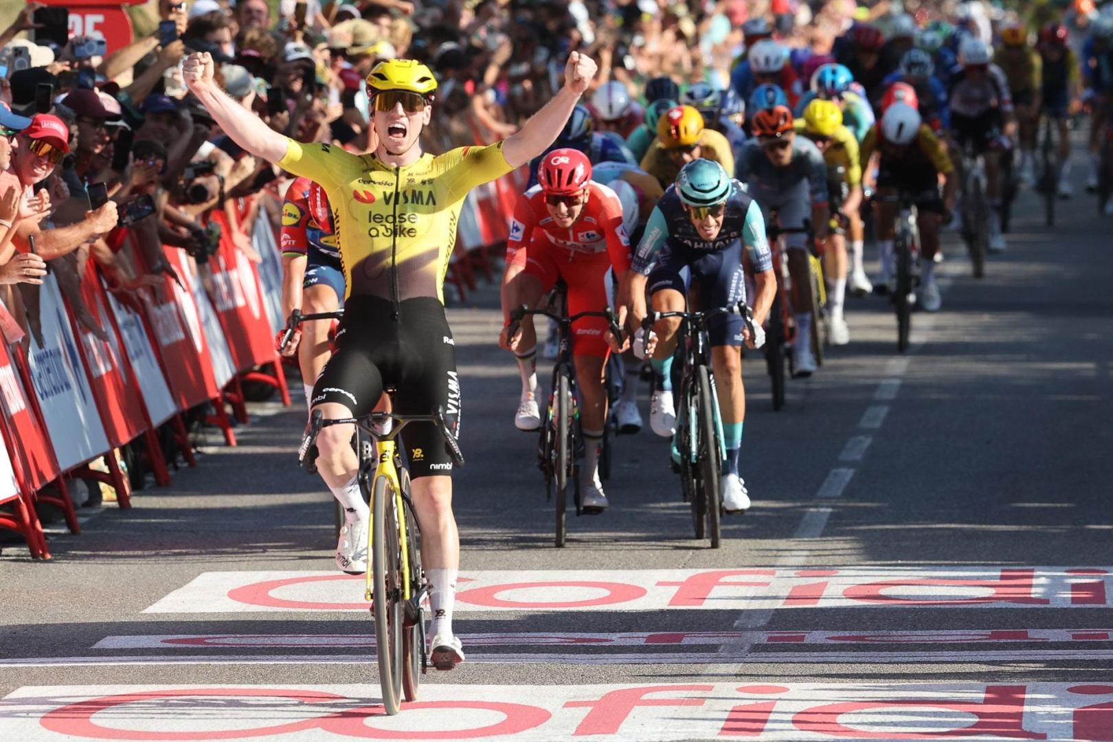 El ciclista británico James Matthew Brennan, del equipo Visma-Lease a Bike, cruzando la línea de meta para ganar la segunda etapa de la Vuelta