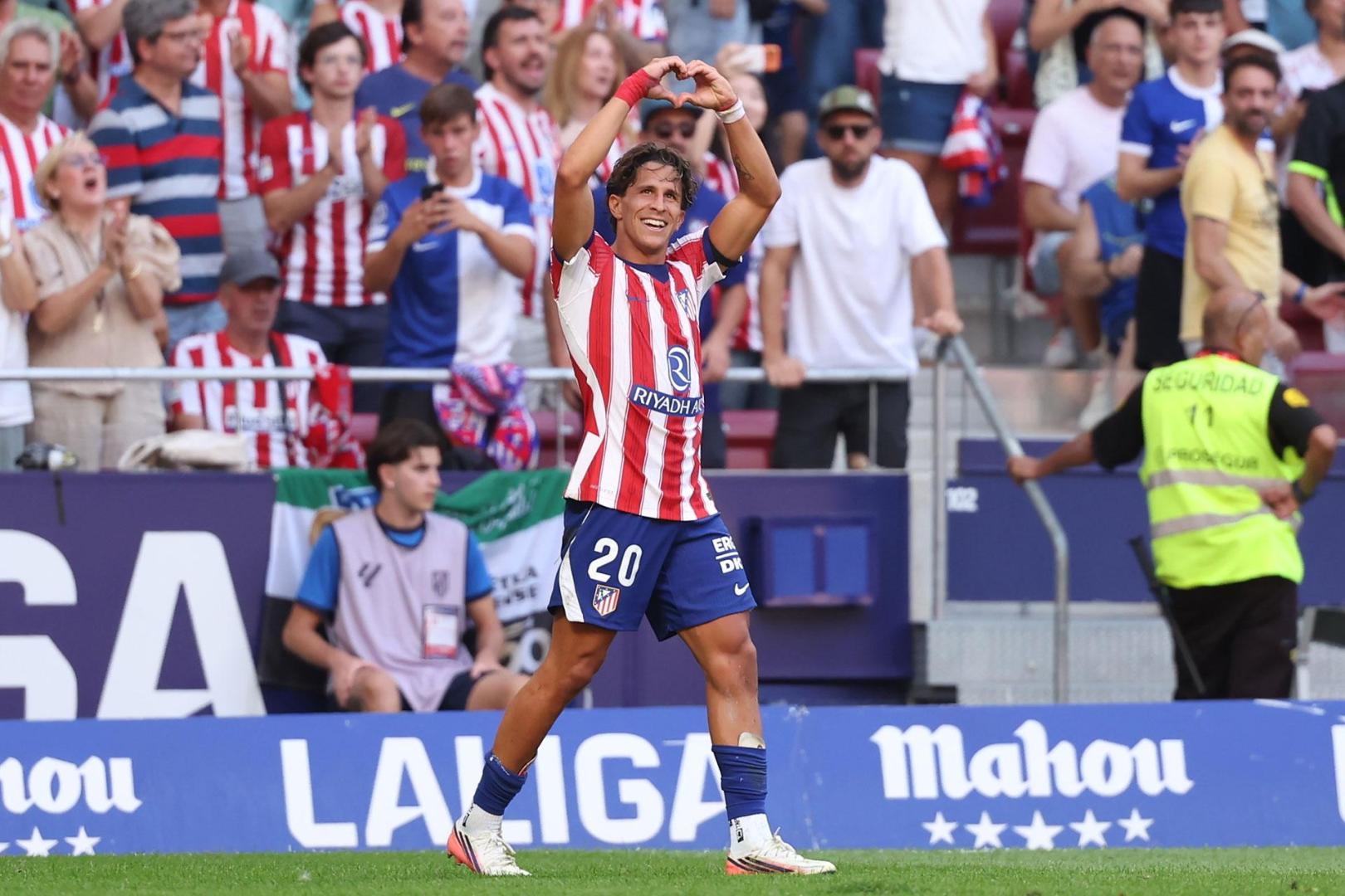El delantero del Atlético Guiuliano Simeone celebrando tras marcar el segundo gol