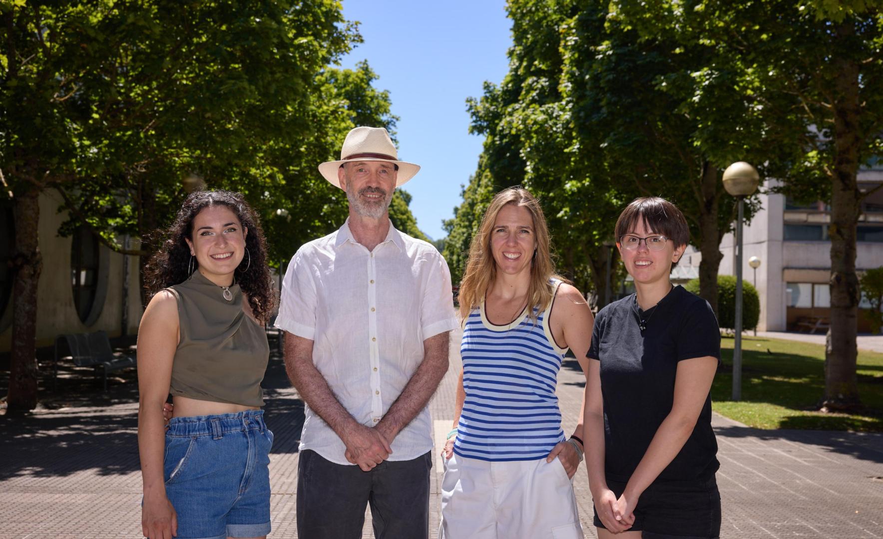 De izda a dcha: Elena esteban Rezusta, Mark Beyabach, Marta Beranuy Fargues y Sylver Yllans Lizarraga, en el campus de Arrosadía (Pamplona).