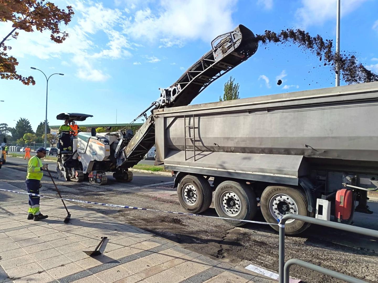 Imagen de los trabajos de asfaltado que comenzaron este lunes en la avenida Huertas Mayores