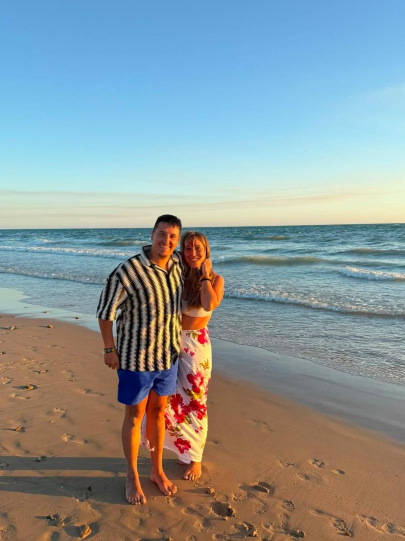 Aarón Ortiz García y Jaione Aizpurua Bengoechea sonríen en una playa de Chipiona