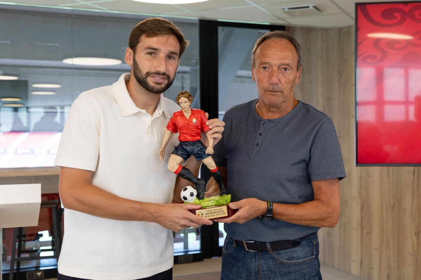 Jon Moncayola recibiendo el trofeo