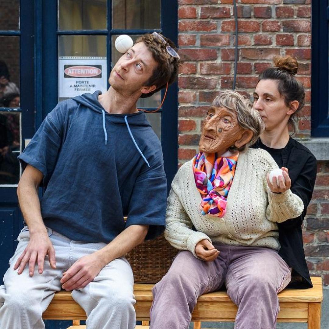 'Claudette', un espectáculo de calle en la fachada del Teatro Gayarre
