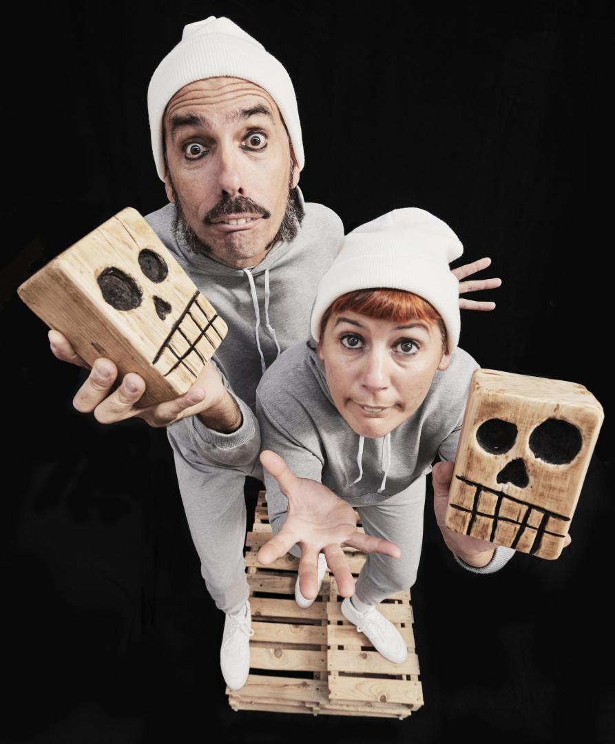 'Welcome & Sorry', teaetro y humor hoy en la fachada del Teatro Gayarre.