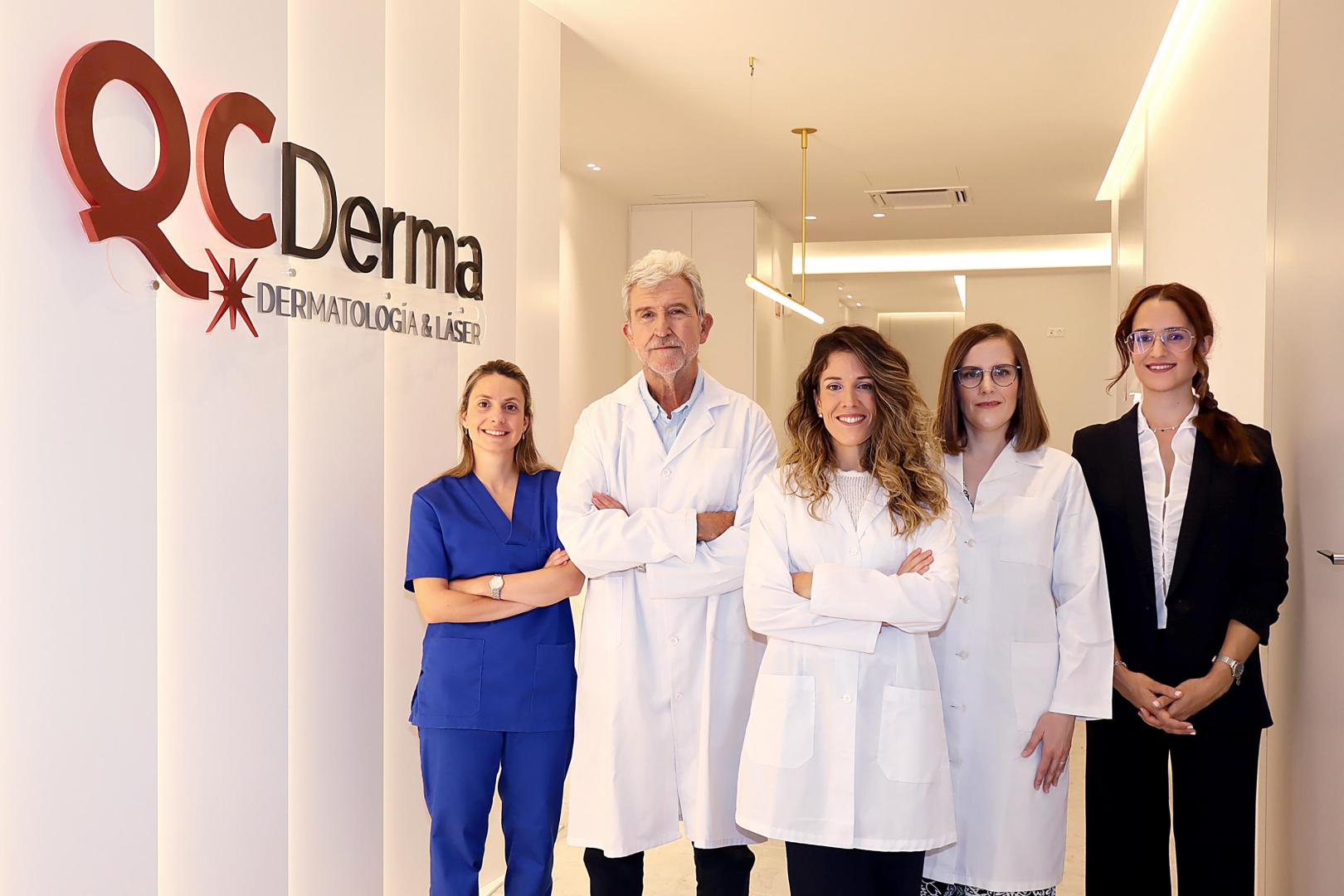 El equipo de QCDerma en Pamplona: Estíbaliz, Dr. Ignacio Querol, Dra. Elena Querol, Dra. Lucía Sánchez y Puri