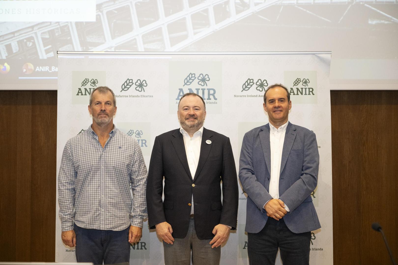 El vicepresidente de Anir, Conrad Gallagher (izda.); el embajador de Irlanda, Brian Glynn (centro); y el presidente David Alegría (dcha.).