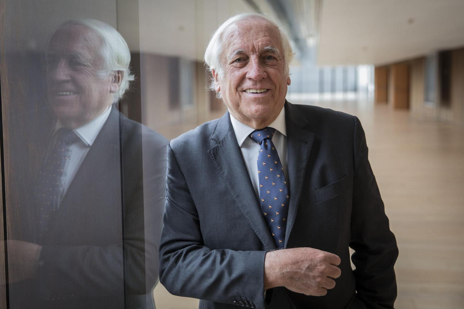 Carlos Espinosa de los Monteros fotografiado en Baluarte durante una visita a Pamplona en 2018 con motivo de un congreso