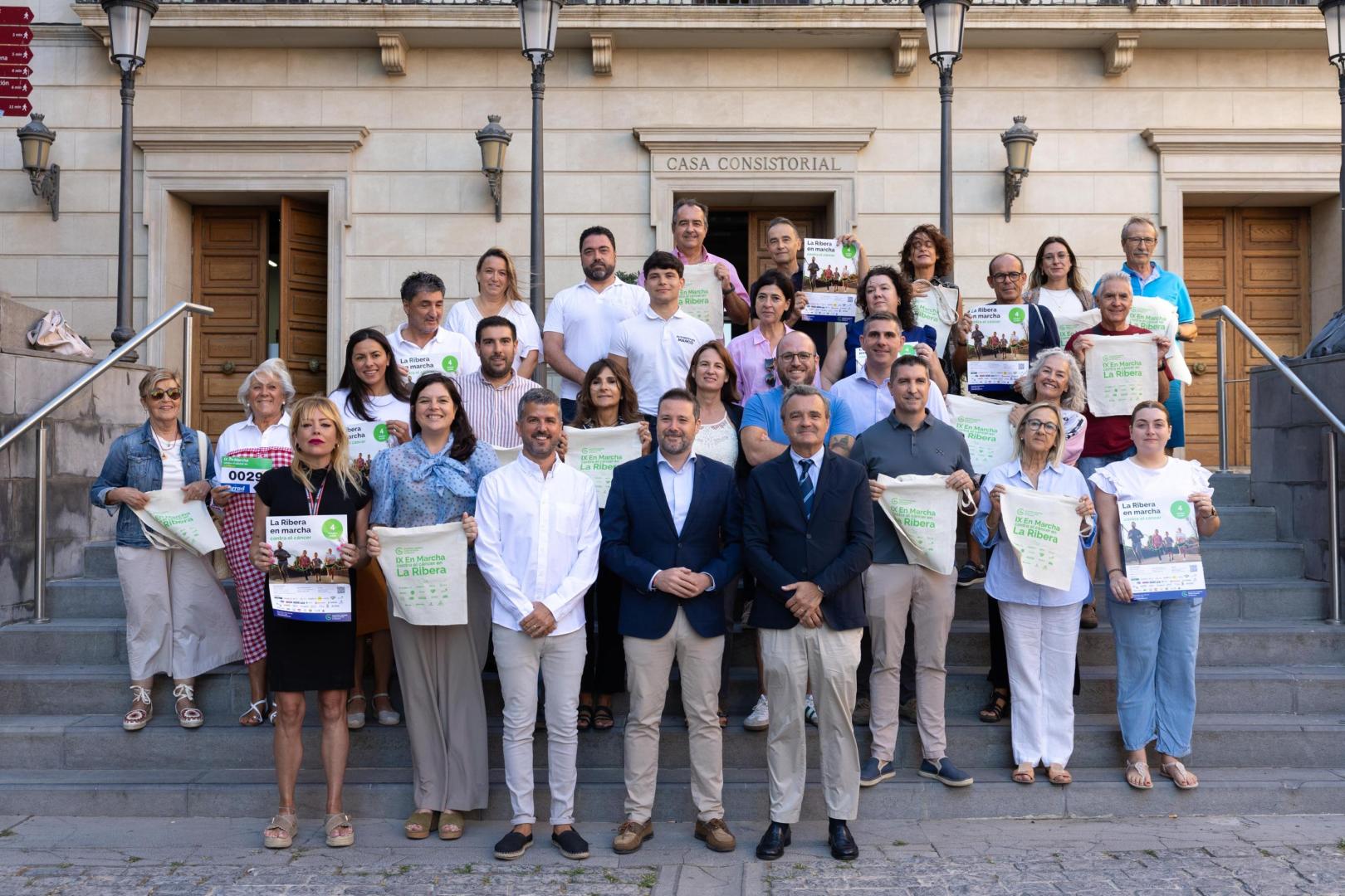Presentación de la IX Marcha Contra el Cáncer en la Ribera, frente al Ayuntamiento de Tudela