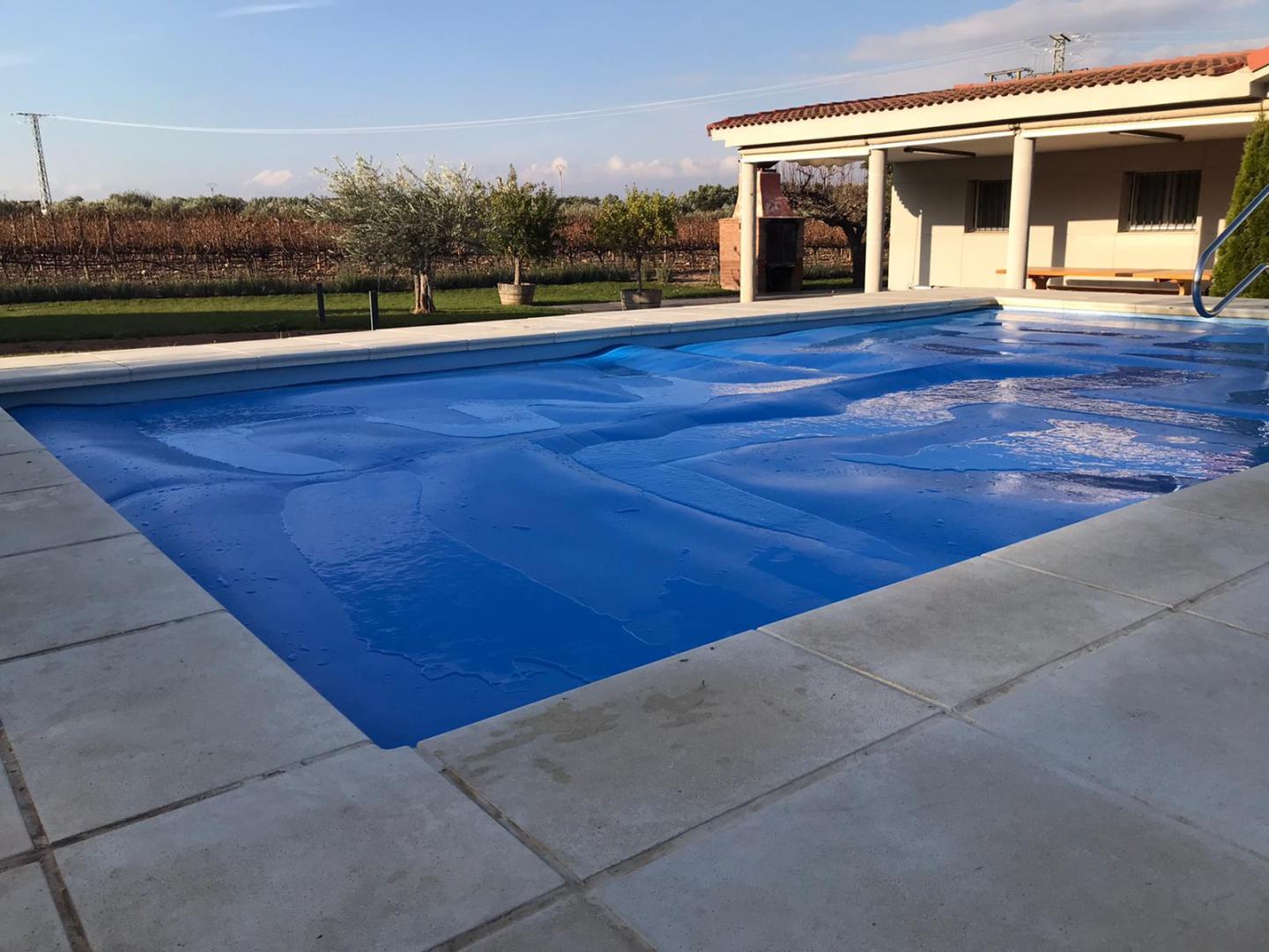 Piscina con cubierta flotante y tratamiento de invierno realizado