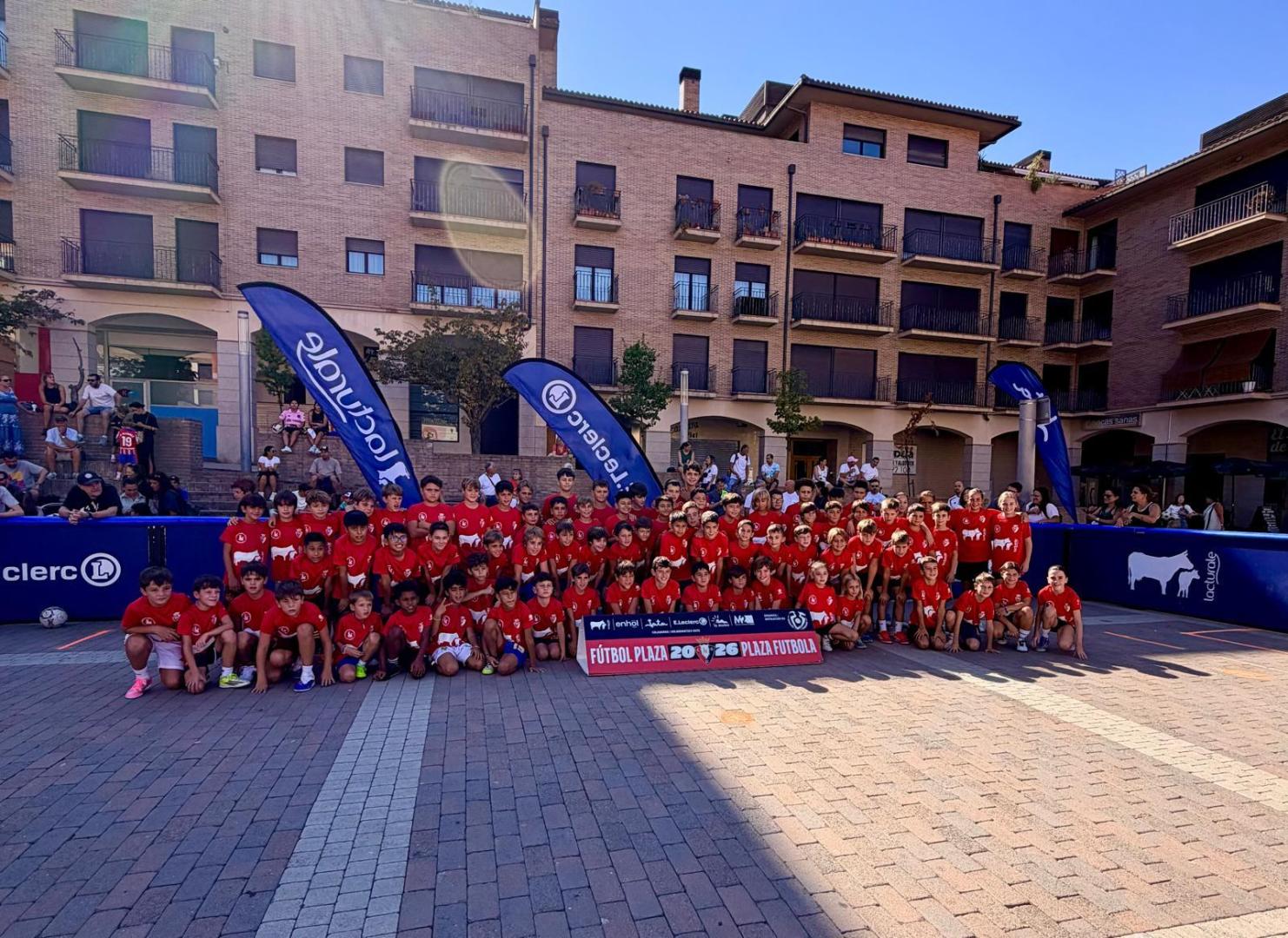 Imagen de los participantes en el Fútbol Plaza 3x3 celebrado en Tudela