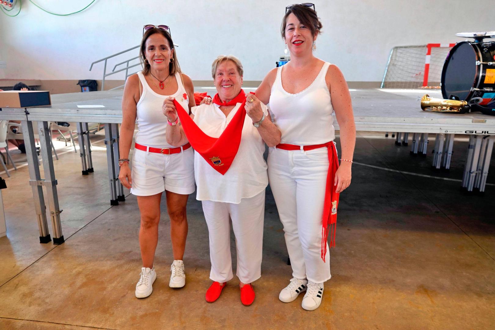 Gloria San Emeterio -en el centro-, junto a las concejalas Yolanda Los Arcos -izquierda- y Sandra Abad -derecha-