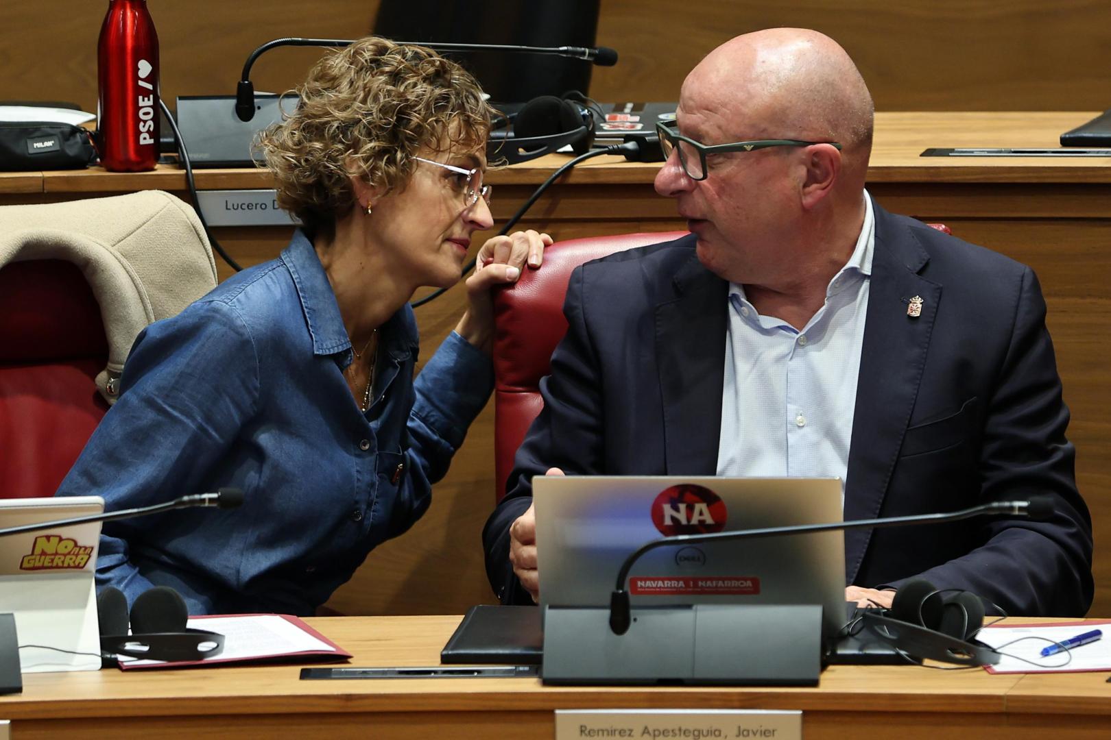 La presidenta María Chivite y el consejero de Educación, Carlos Gimeno, en el pleno que el 14 de mayo aprobó la ley que impidió al departamento eliminar los conciertos de 14 aulas