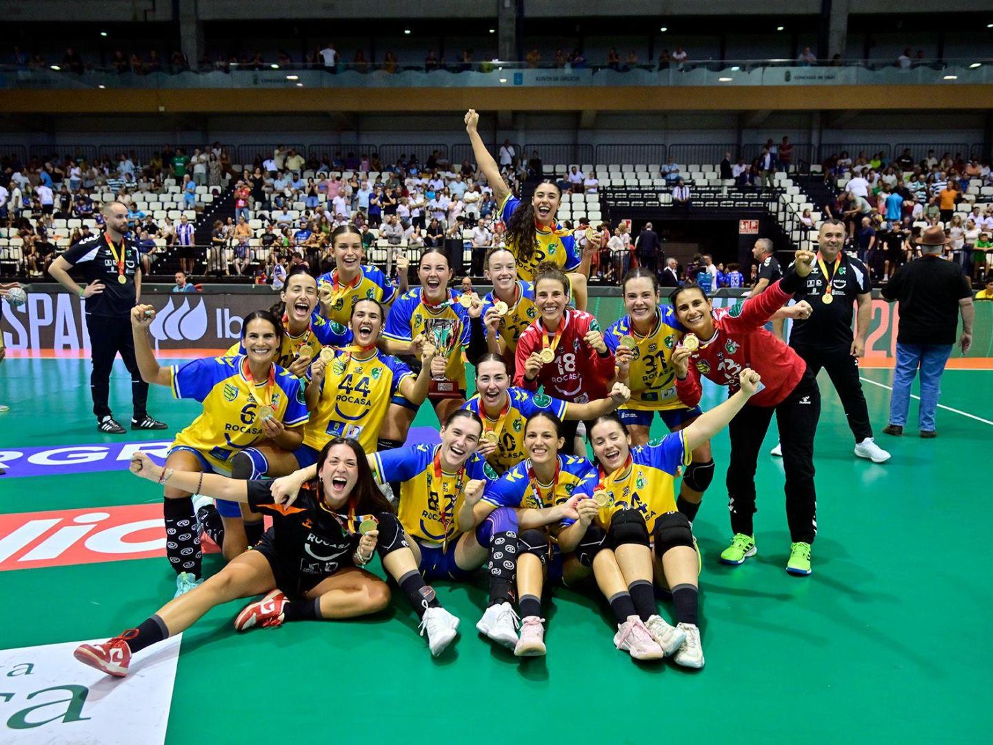 La plantilla del Rocasa Gran Canaria, festejando el título de la Supercopa de España