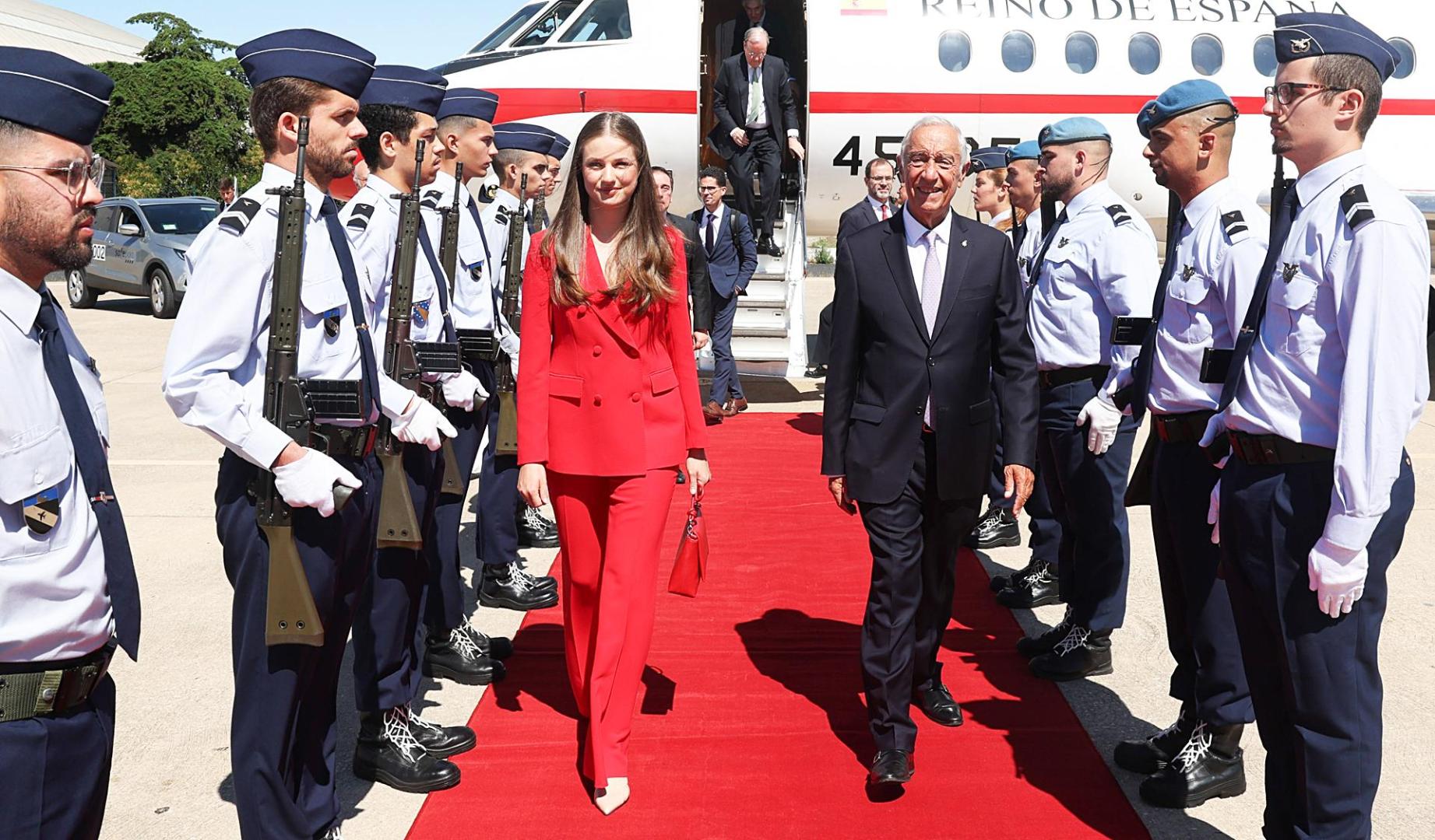 La princesa Leonor de Borbón y el presidente la República Portuguesa Marcelo Rebelo de Sousa, a su llegada al aeropuerto de Lisboa