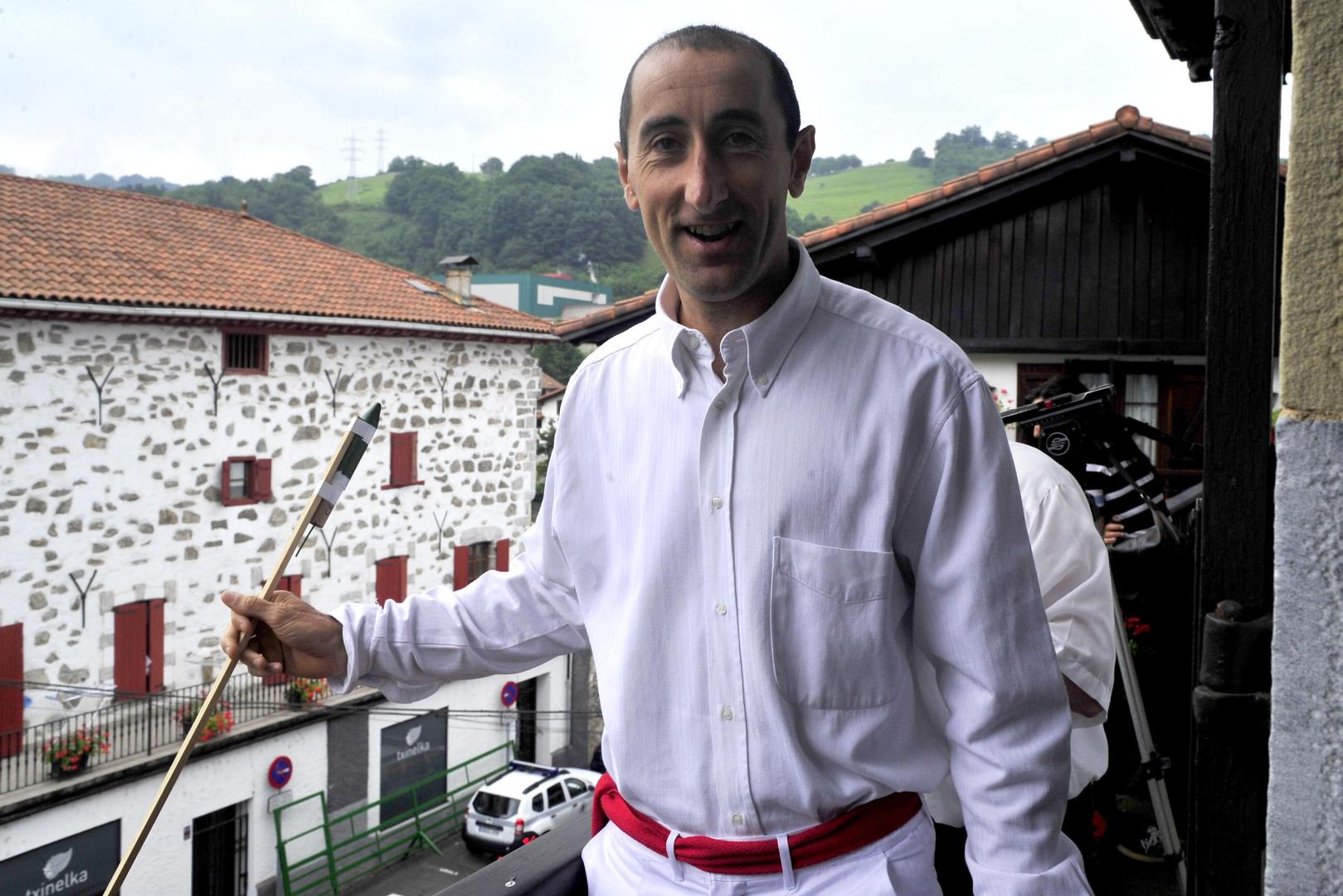 Bixente Igarzabal, cuando tiró el cohete en las fiestas de Lesaka de 2018