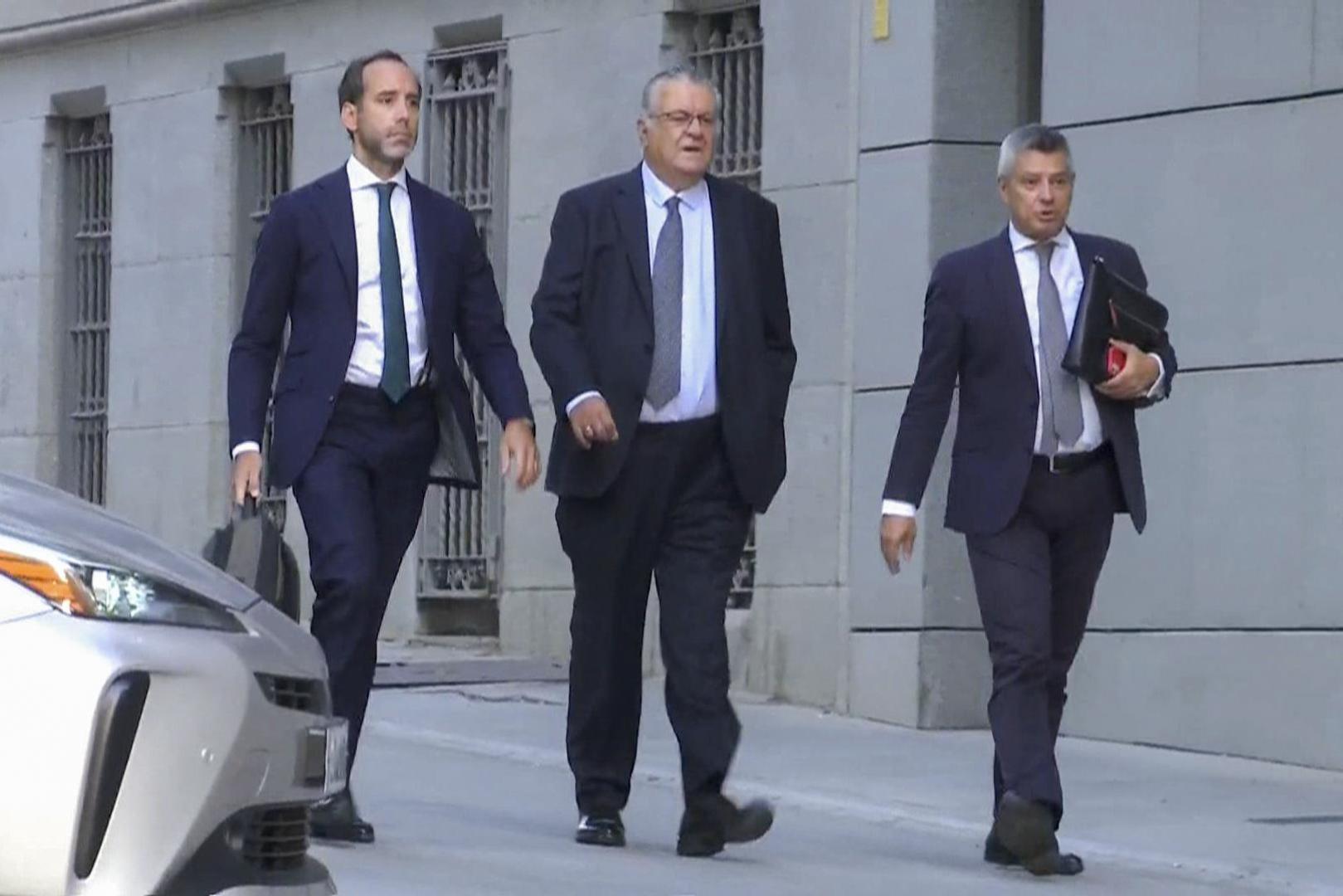 El presidente de la aerolínea Plus Ultra, Julio Martínez Sola, en el centro a su llegada a la Audiencia Nacional