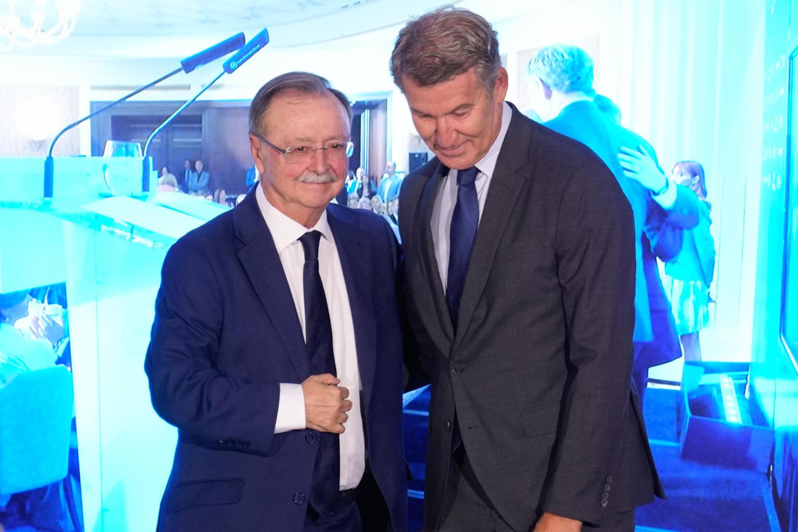 El presidente de Ceuta, Juan Jesús Vivas y el líder del PP, Alberto Núñez Feijóo, durante el foro Nueva Economía Fórum para hablar de la crisis migratoria en la ciudad autónoma, este lunes en Madrid