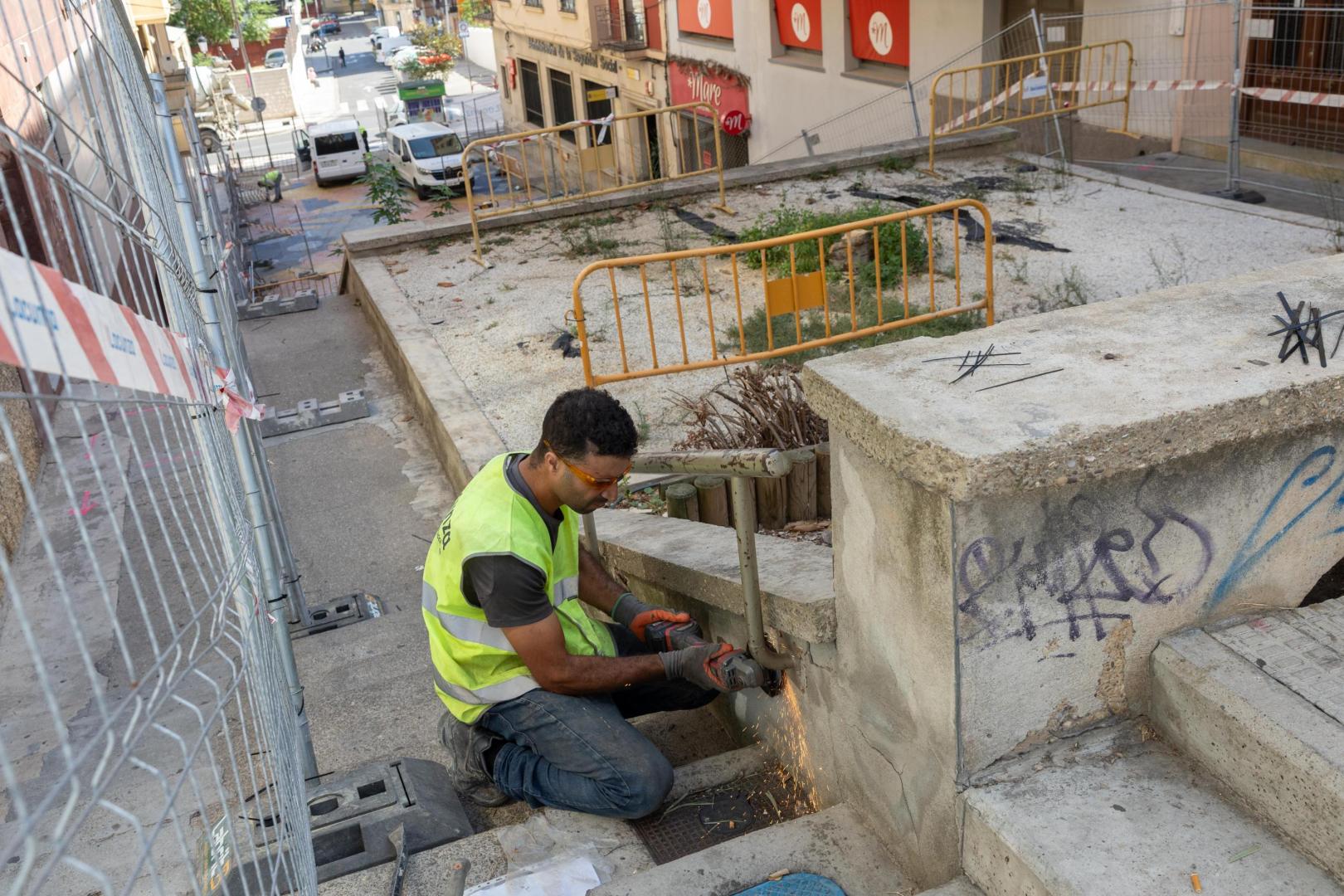 Imagen de las obras de reurbanización que se están realizando en la calle Manresa de Tudela