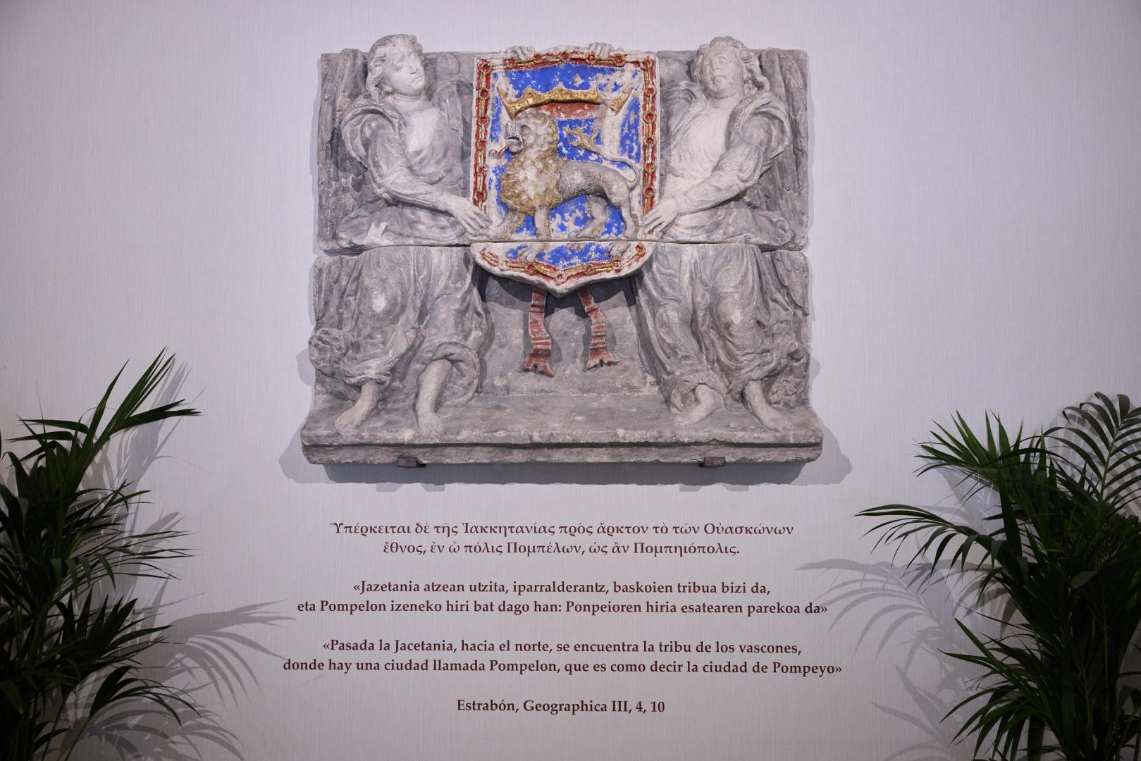 Cambio del escudo de los Borbones por el escudo de la ciudad de Pamplona