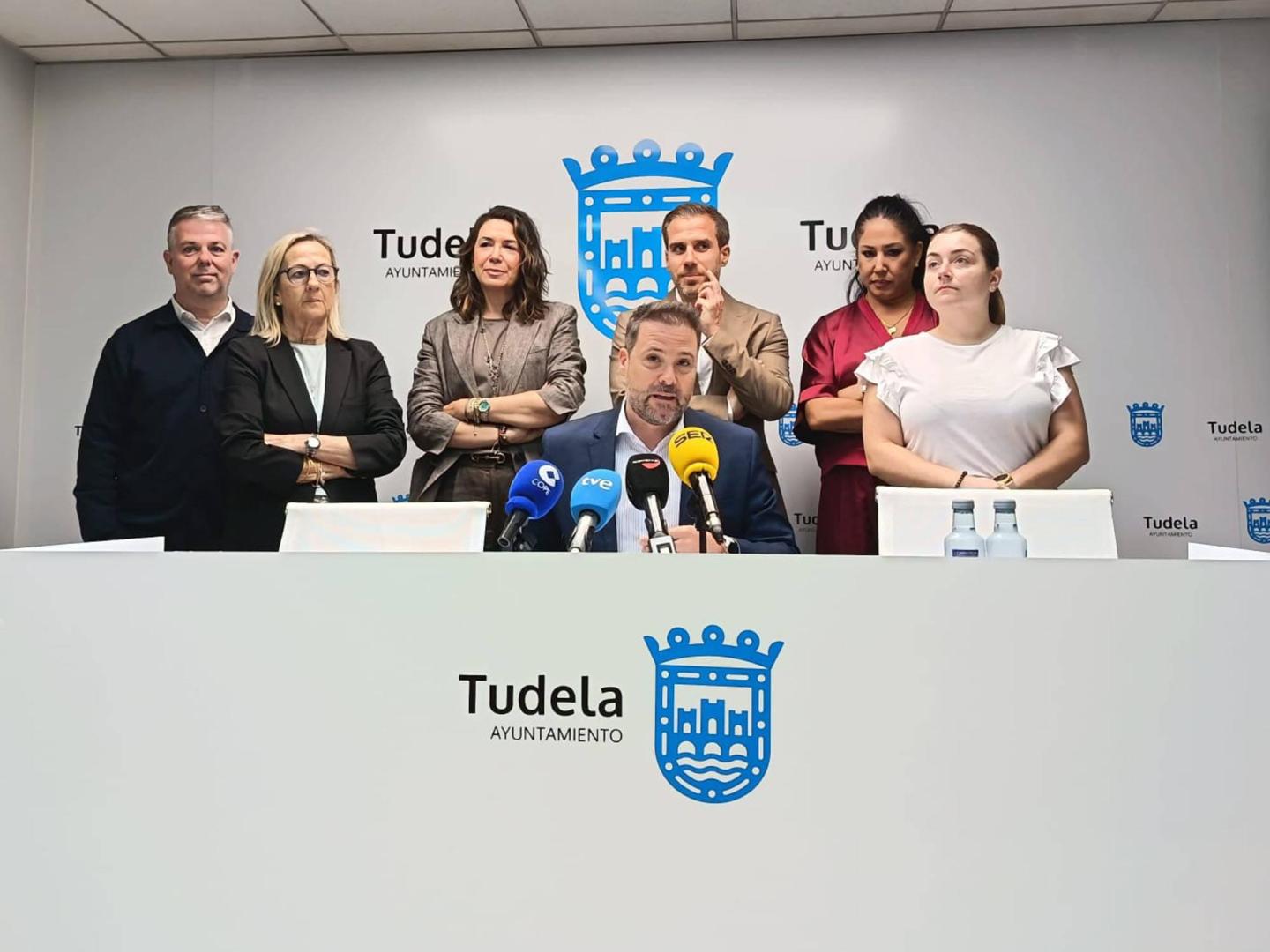 El alcalde de Tudela, Alejandro Toquero -sentado-, junto a varios ediles de su equipo de gobierno (de pie, de izquierda a derecha) Fernando Ferrer, Anichu Agüera, Reyes Carmona, Zeus Pérez, Verónica Gormedino, y Laura Casanova