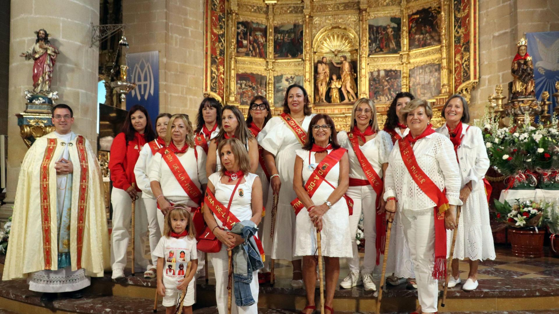 La Corporación Femenina de Cintruénigo, durante la ofrenda floral a la Virgen de la Paz