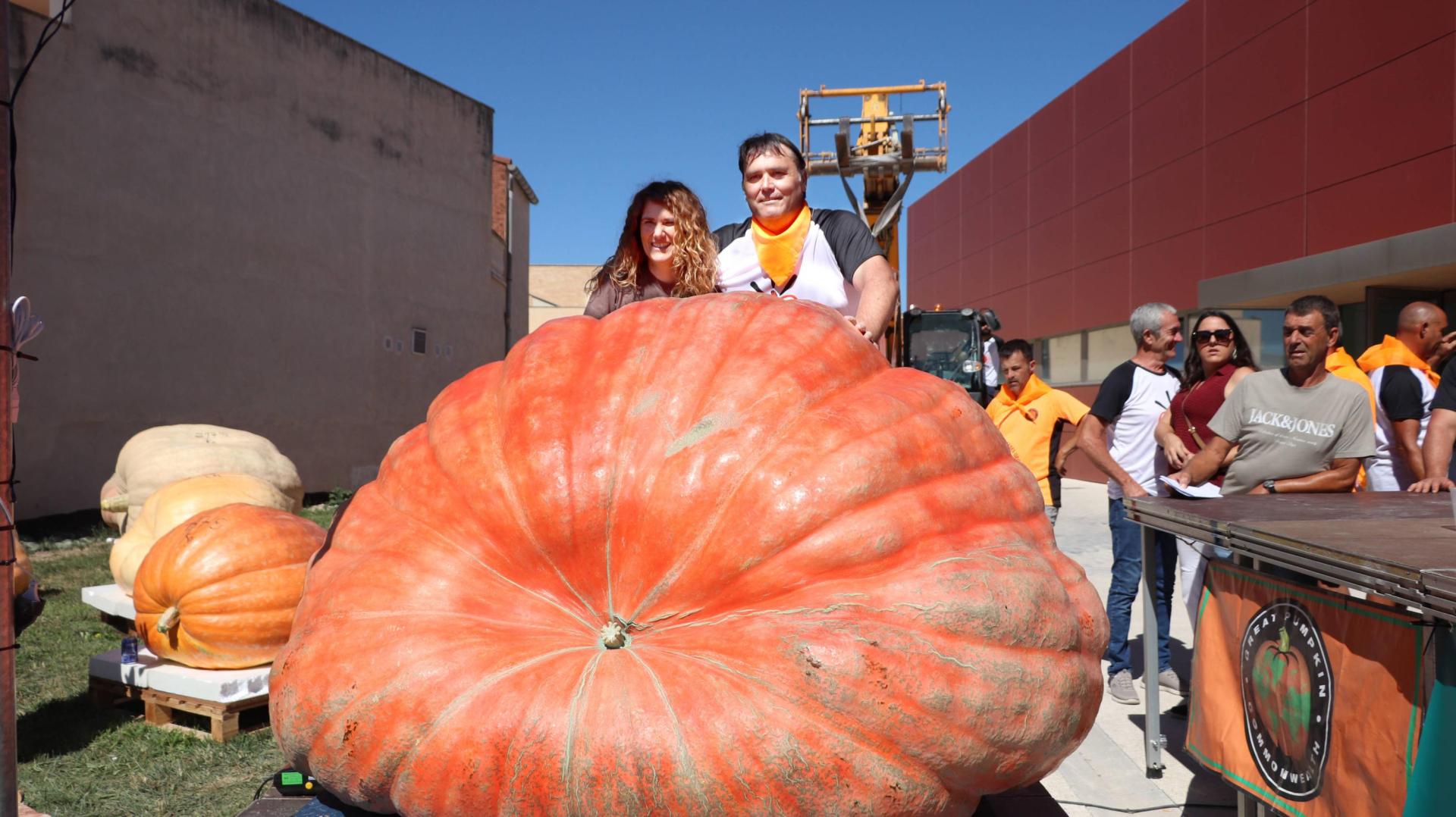 Rubén Mendi y su mujer Anabel Vicente, con la calabaza ganadora