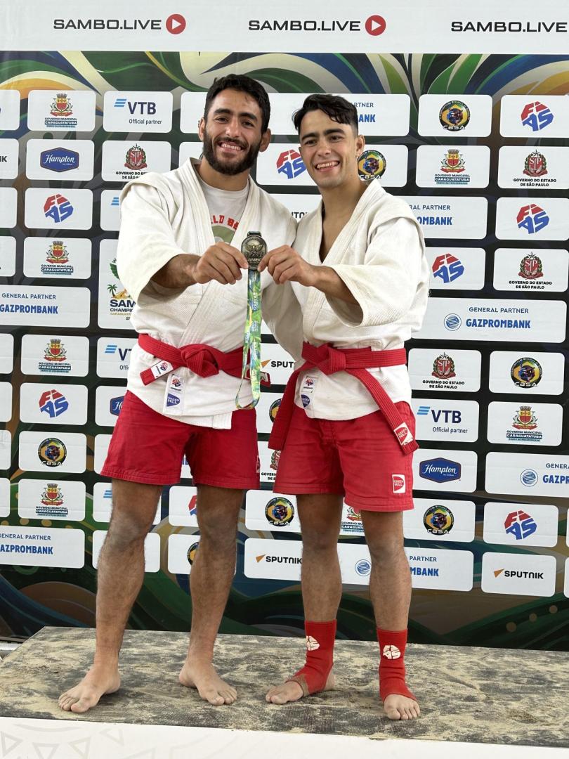 Los hermanos Ibai (izquierda) y Gorka (derecha) posan junto al oro conseguido por el hermano menor en el Mundial Absoluto de Sambo Playa celebrado en Brasl