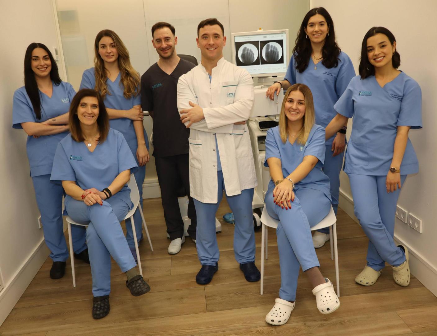 Javier Ayesa, responsable de Clínica Podológica Ayesa (centro), con su equipo de profesionales.