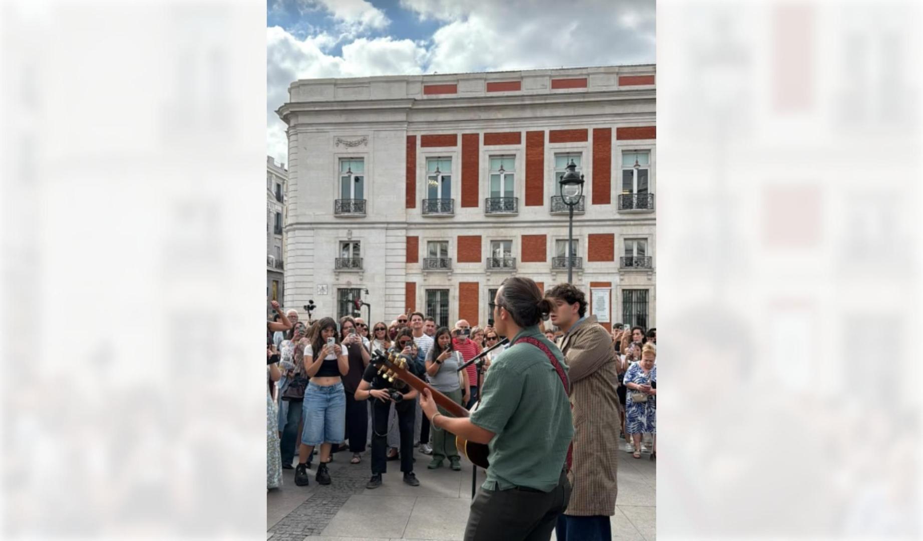 El cantante navarro Inazio ha ofrecido este jueves una actuación sorpresa en la Puerta del Sol con motivo de la Semana Europea de la Movilidad