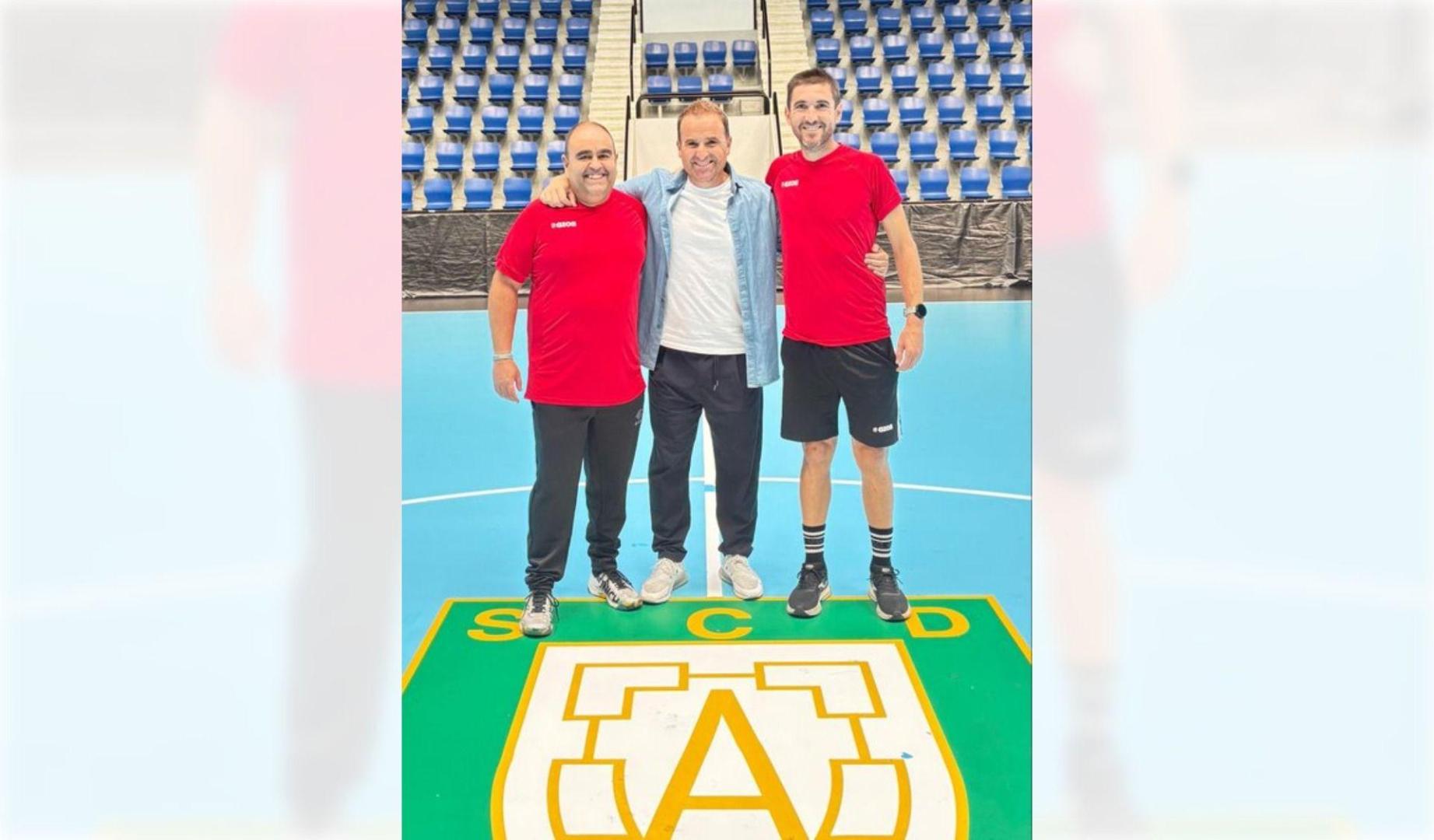 Jagoba Arrasate, en el centro, junto a Morenín y Roberto Martil, técnico de Magna Xota