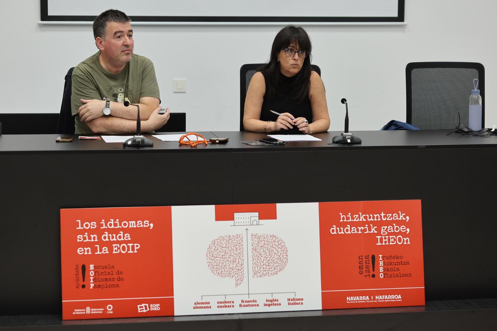 Santiago Leoné y Carol Sáez de Albéniz, vicedirector y directora del centro, respectivamente