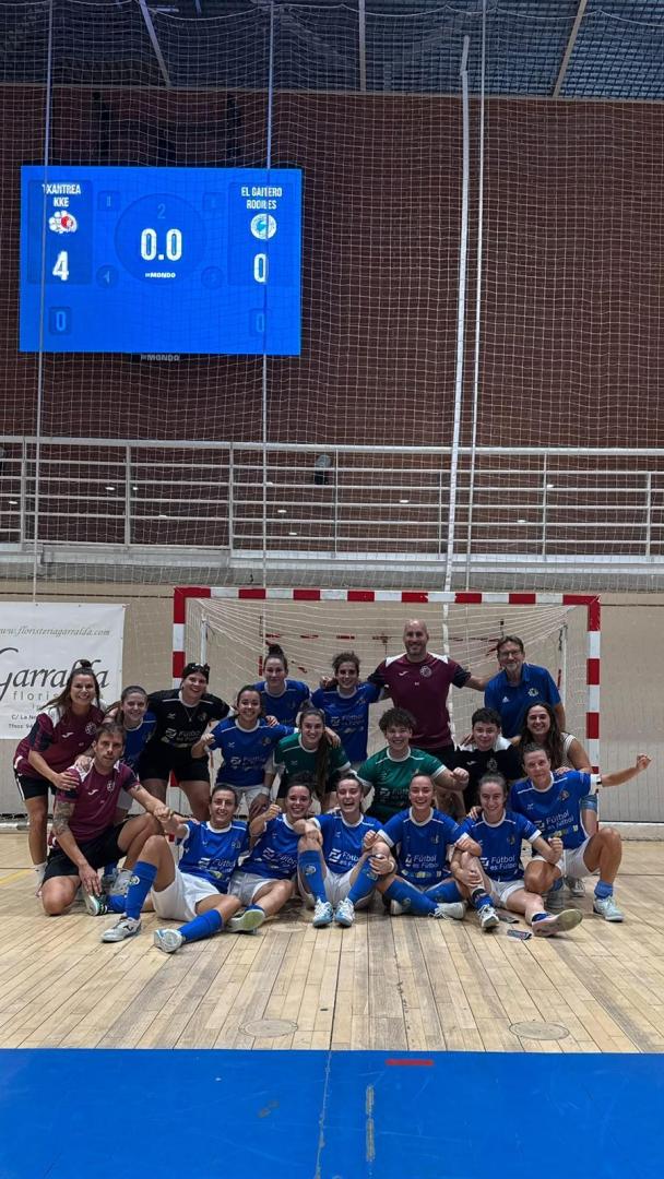 El equipo del barrio pamplonés celebra su victoria frente al Gaitero Rodiles asturiano