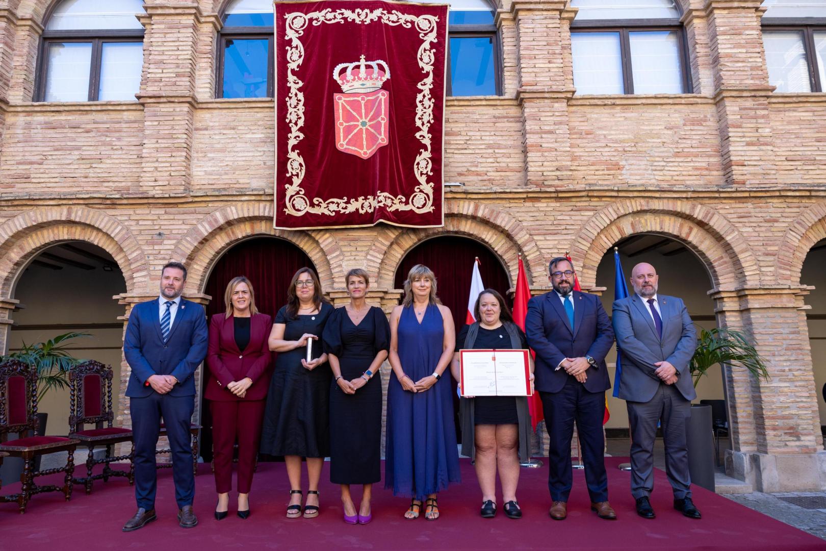 De izquierda a derecha: Alejandro Toquero, Alicia Echeverría (delegada Gobierno en Navarra), Claudia Poblete Hlaczik, María Chivite, Ana Ollo (consejera de Memoria y Convivencia), Adriana Metz-Romero, Javier Remírez (consejero de Presidencia e Igualdad), y José Luis Arasti (consejero de Economía y Hacienda).