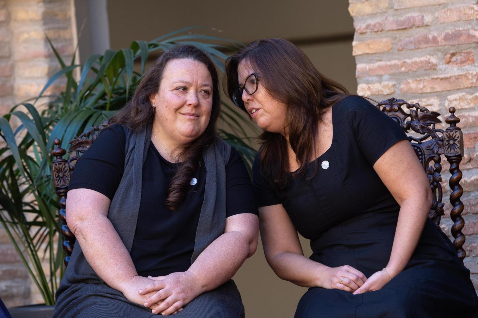 Adriana Metz-Romero -izda.- y Claudia Poblete