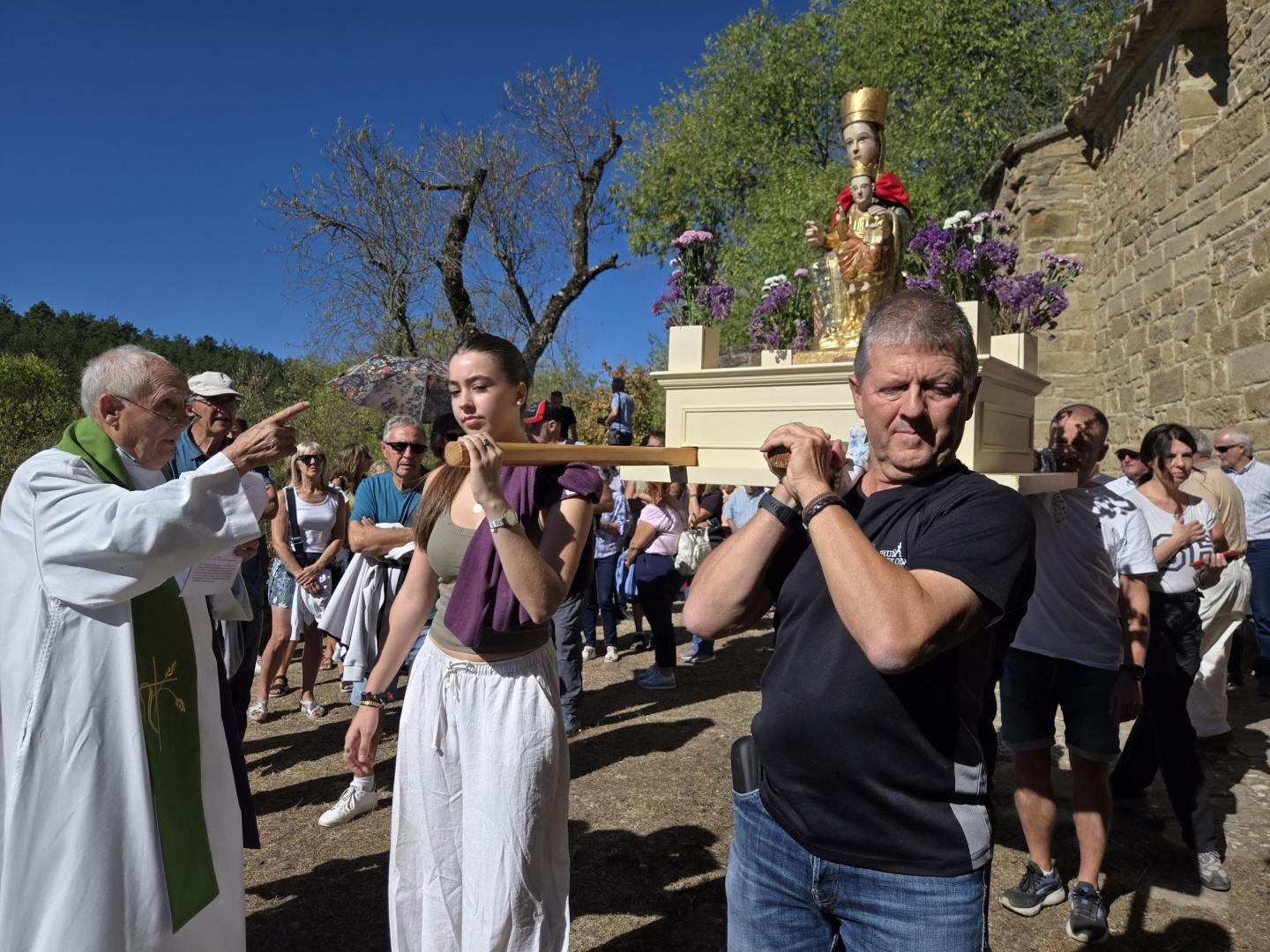 Procesión con la Virgen de Irangoiti (o Irangote) en Sabaiza durante la romería a la Vizcaya / Bizkaia