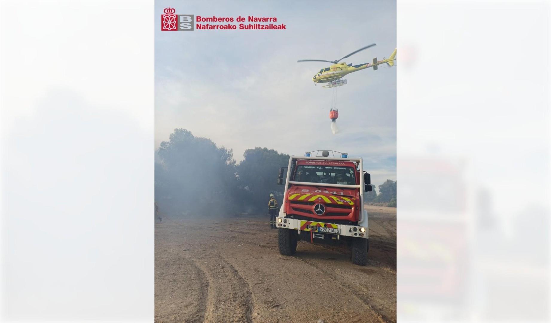 Medios terrestres y aéreos, en el incendio forestal en término de Caparroso