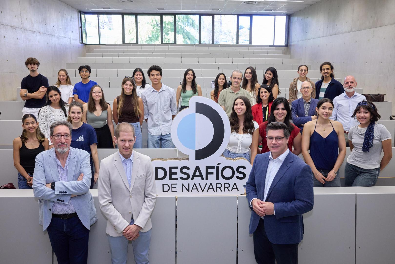 En primera fila: Fernando Hernández (subdirector de Transformación Digital de Diario de Navarra), Mikel Galar (catedrático de la UPNA) y Alejandro Néstor García (Profesor Titular de la UN). En tercera fila: Nacho Calvo (subdirector de Diario de Navarra), Mercedes Medina (catedrática de la UN), Miguel Ángel Riezu (director de Diario de Navarra) y Yulen Garmendia (responsable de Opinión de Diario de Navarra) junto a alumnos de segundo curso de Comunicación Audiovisual de la Universidad de Navarra.