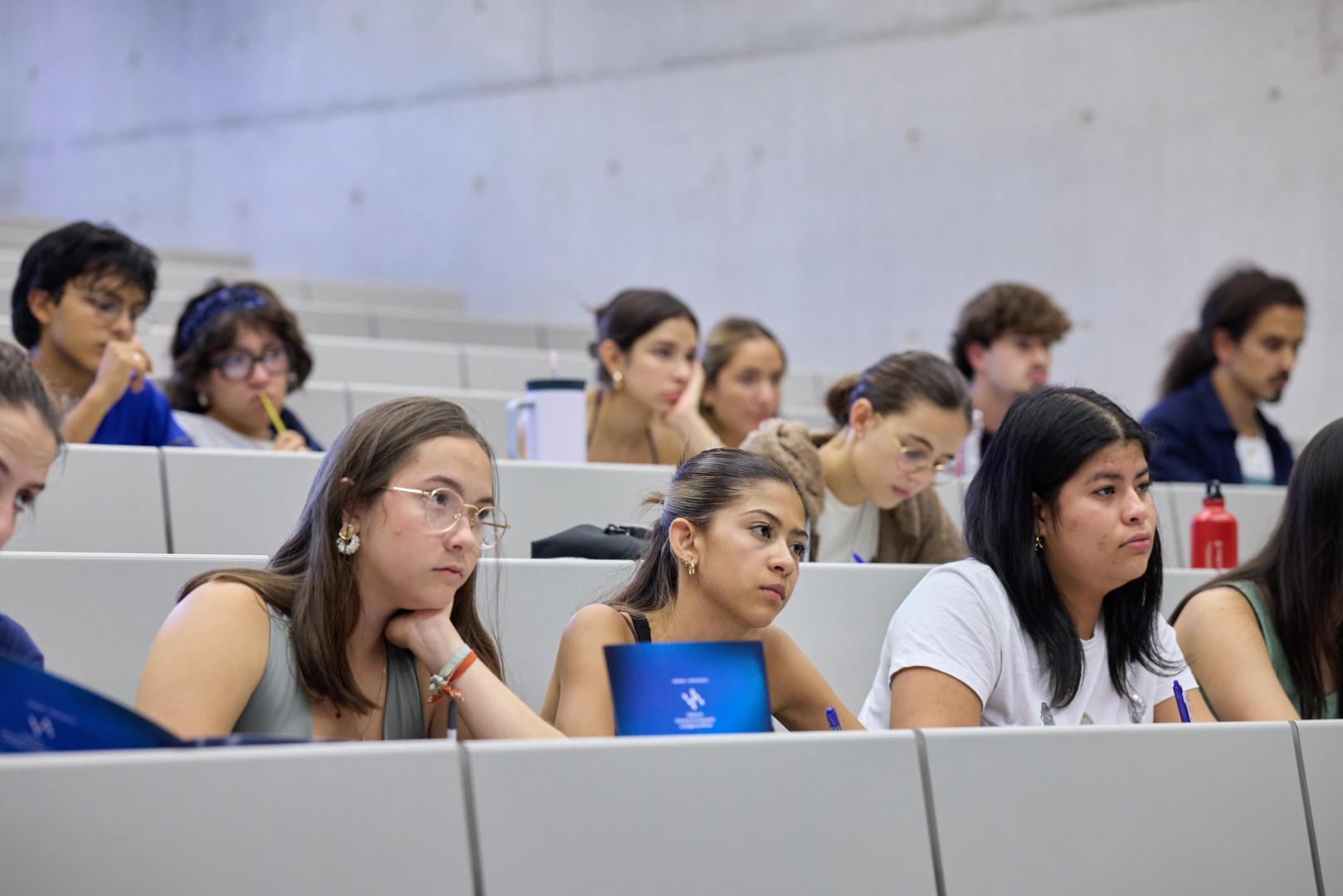 Alumnos de segundo de Comunicación Audiovisual en la Facultad de Comunicación de la Universidad de Navarra