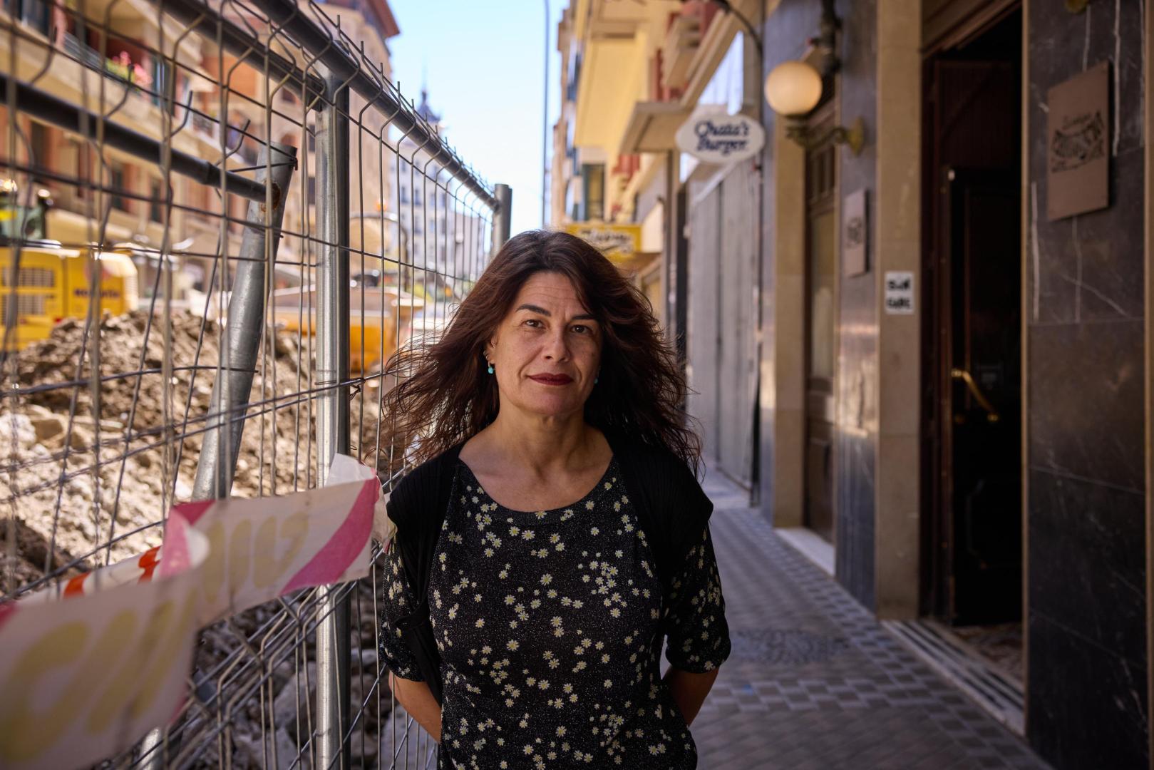 Natalia Ecay, junto a su local de García Castañón