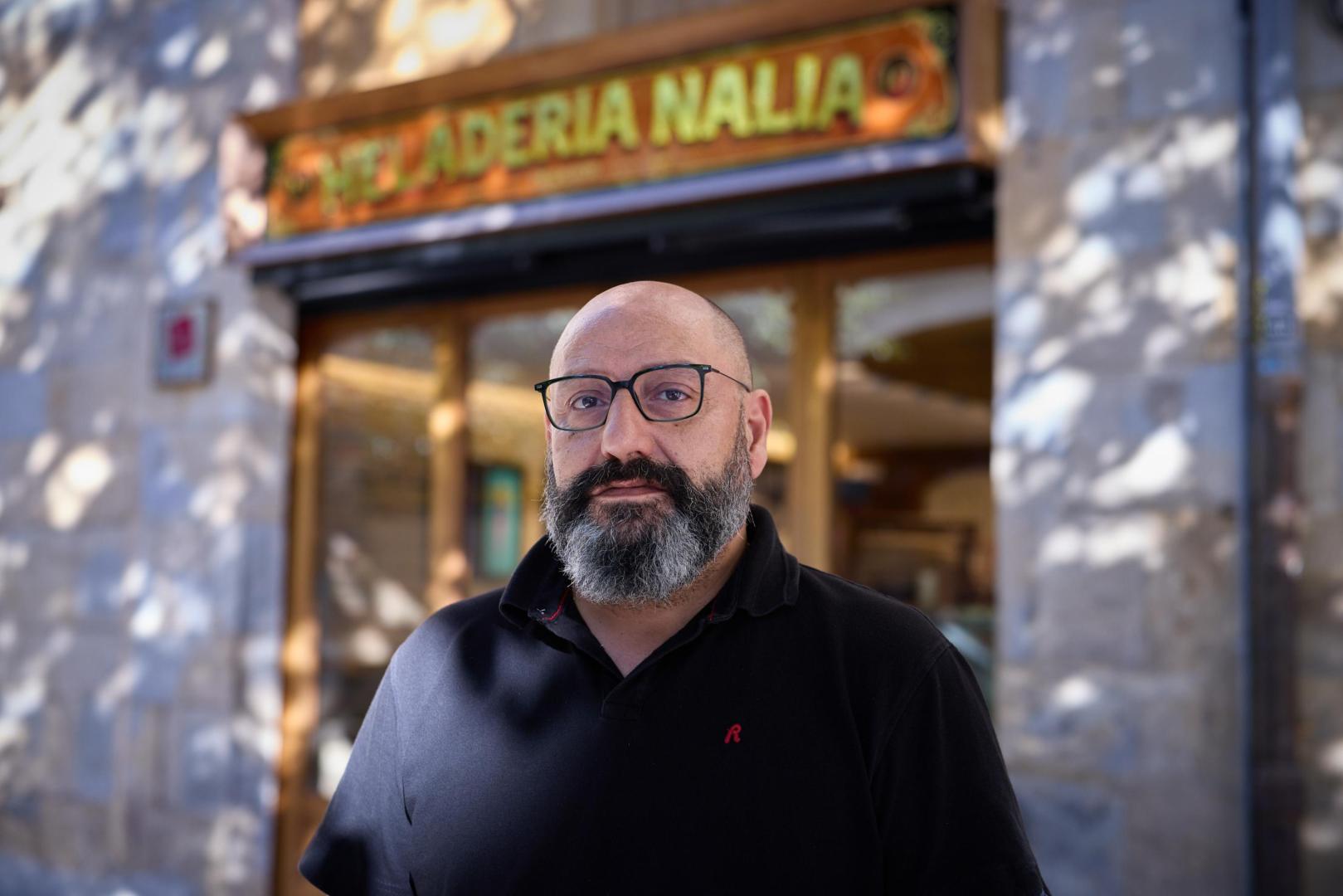 Vicente Serrano frente a la heladería Nalia de paseo de Sarasate 10