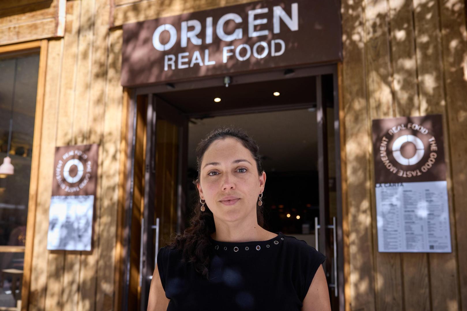 Yeleny Delgado, junto a su restaurante Origen de paseo de Sarasate, 6