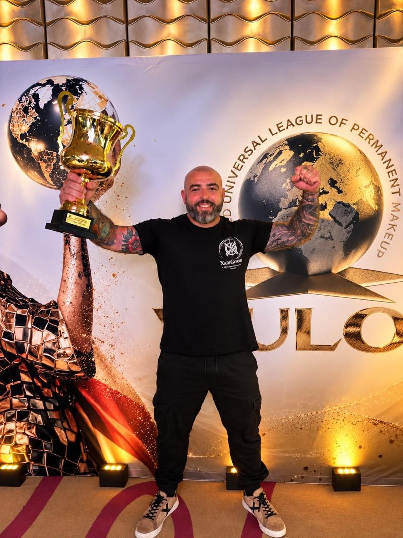 Xabier GÖRRIZ Chaparro, con la copa que acredita de su condición de campeón nacional de micropigmentación capilar.