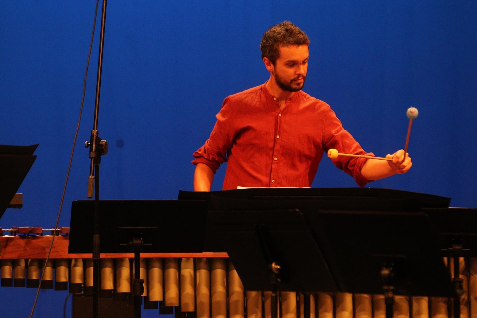 Pedro Rosenthal Campuzano toca la marimba en el Teatro Nacional de Croacia, en Rijeka