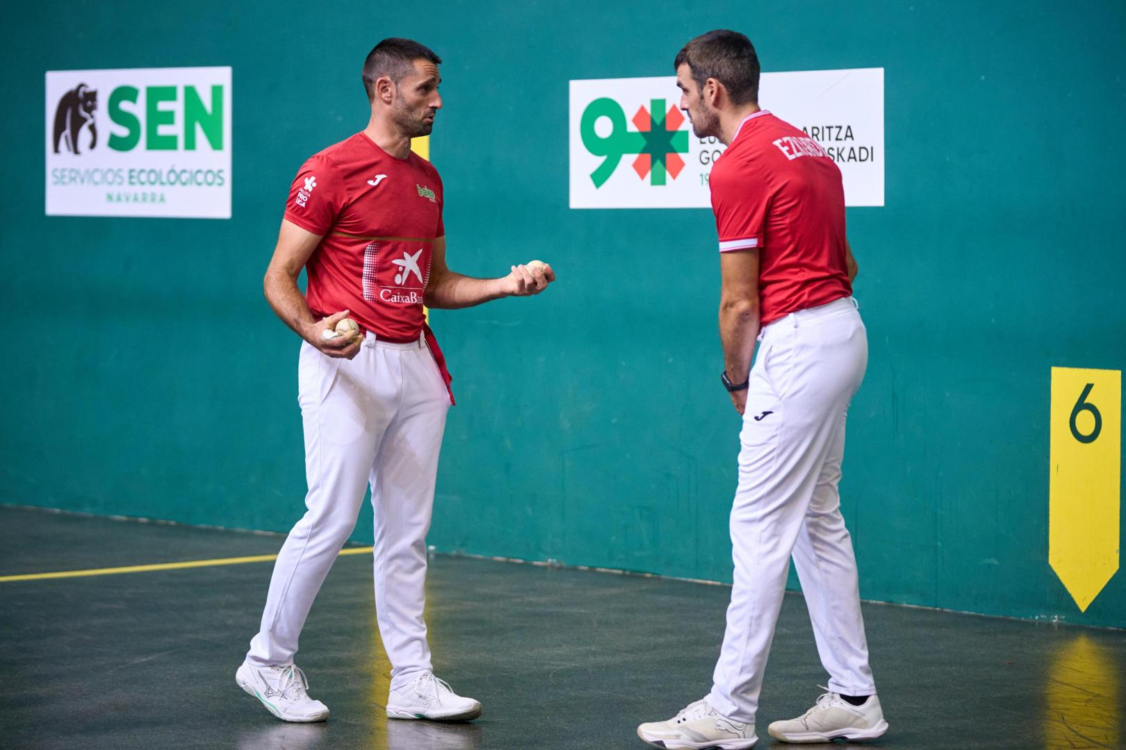 Jon Ander Albisu y Joseba Ezkurdia, durante la elección de material en el Navarra Arena.