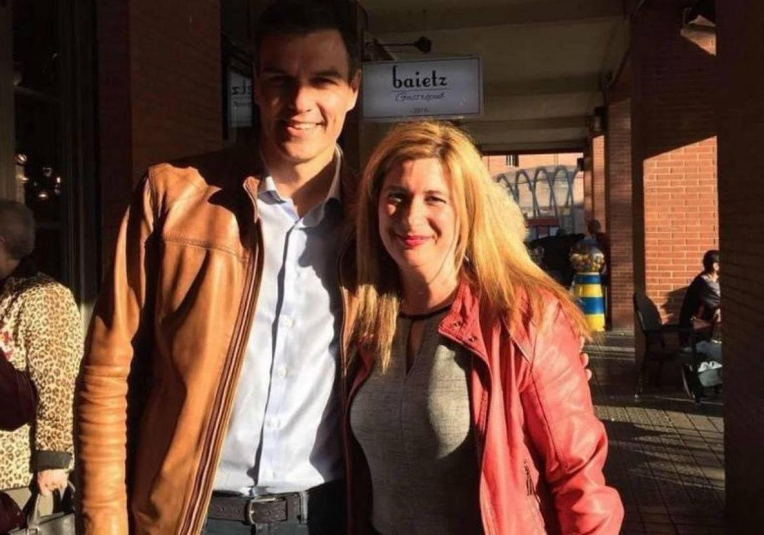 Leire Díez posa con Pedro Sánchez en una de sus numerosas imágenes junto al presidente