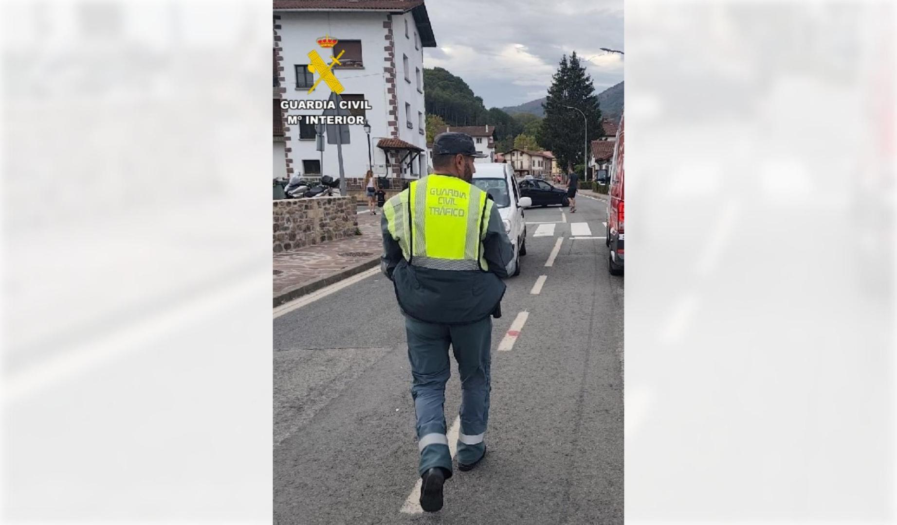 La herida, una vecina de Madrid, ha sido trasladada en ambulancia hasta Mugaire, donde, dada la gravedad de sus heridas ha sido evacuada en un helicóptero medicalizado al Hospital Universitario de Navarra,